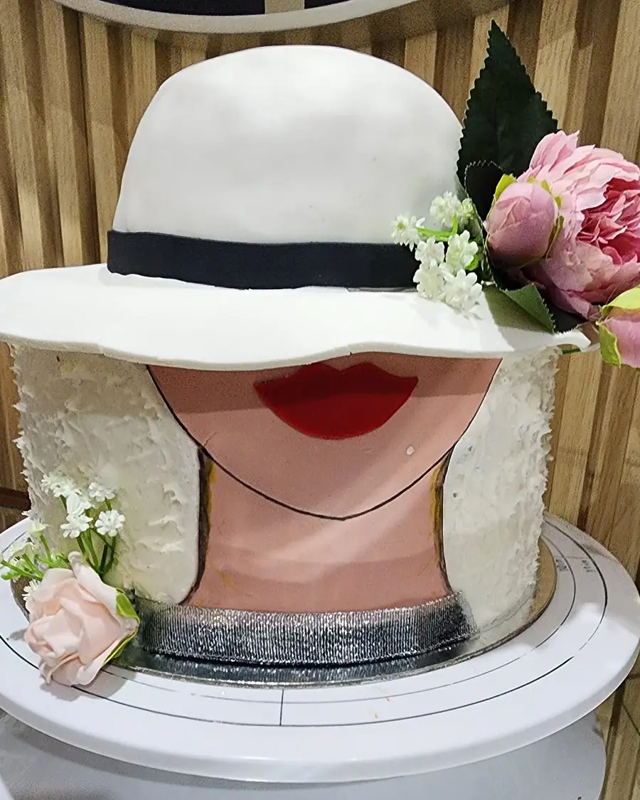 Lady in a hat portrait cake